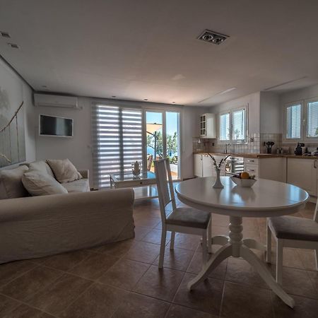 The Infinity 180 Luxury Suites Milia Dış mekan fotoğraf